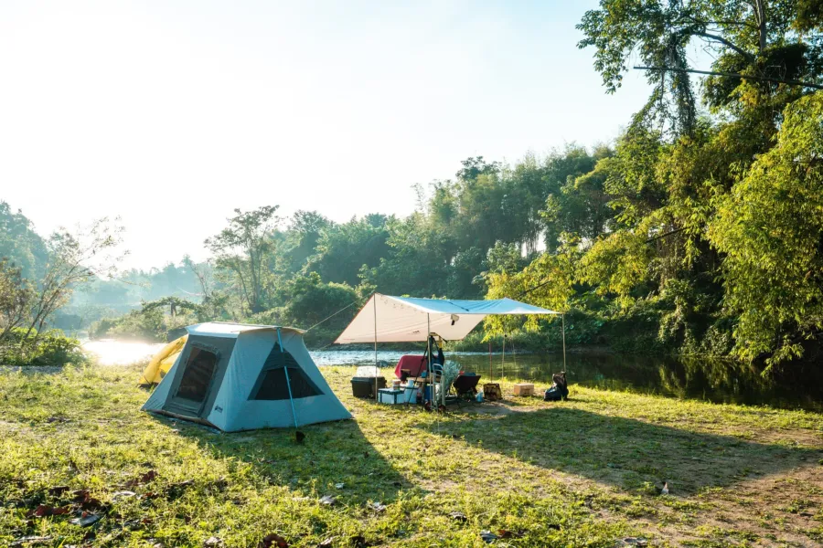 Tent aan het water